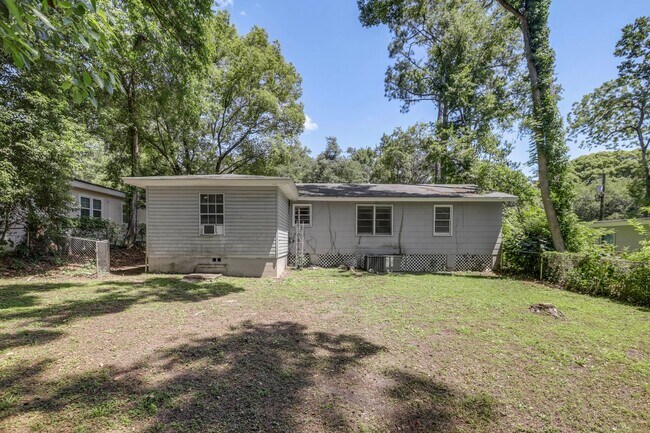 Photo - 4 bed 2 bath house, Walk to Stadium!! Avai...