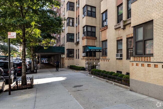 Building Photo - 420 E 86th St