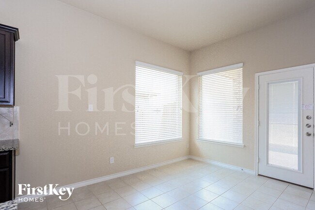 Foto del edificio - 921 Lake Cypress Ln