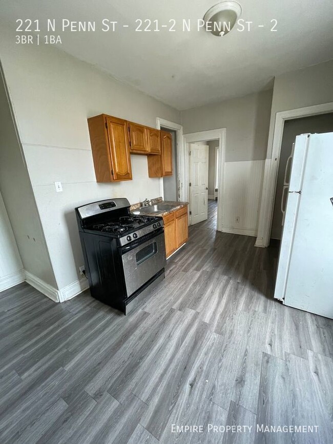 Building Photo - 2nd Floor: 3 Bedroom/ 1 Bathroom Apartment...