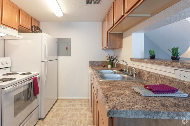 1HAB,1BA,-720SF Casa adosada - Royal Pointe