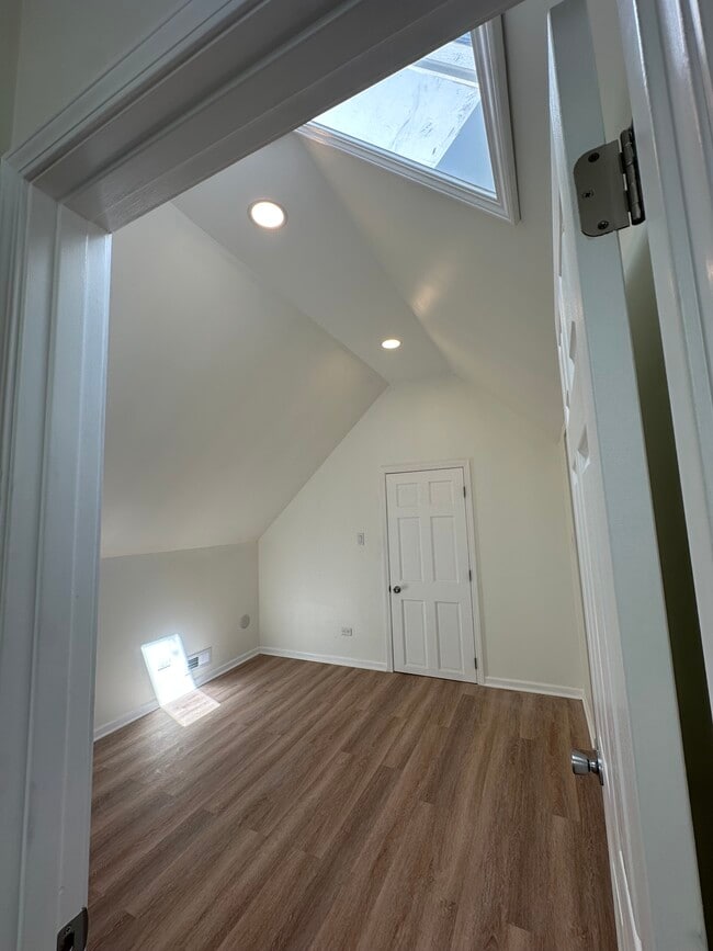 Building Photo - 2045 N Damen Ave