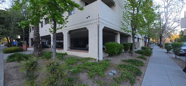 Foto del edificio - Steps from SJSU | 2 Master Suites | Gated + Parking |