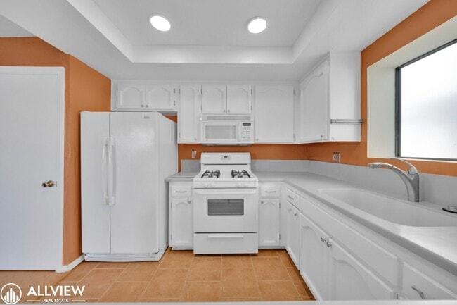 Building Photo - 2 Bed/2 Bath Talmadge Townhome with Garage