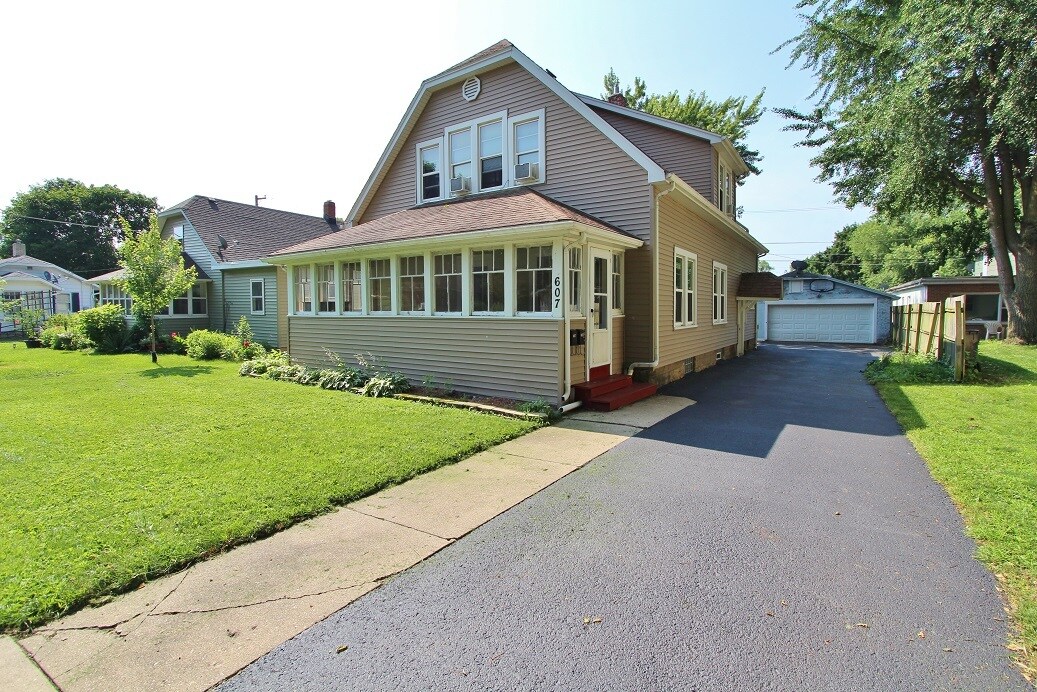 Primary Photo - 607 Douglas St