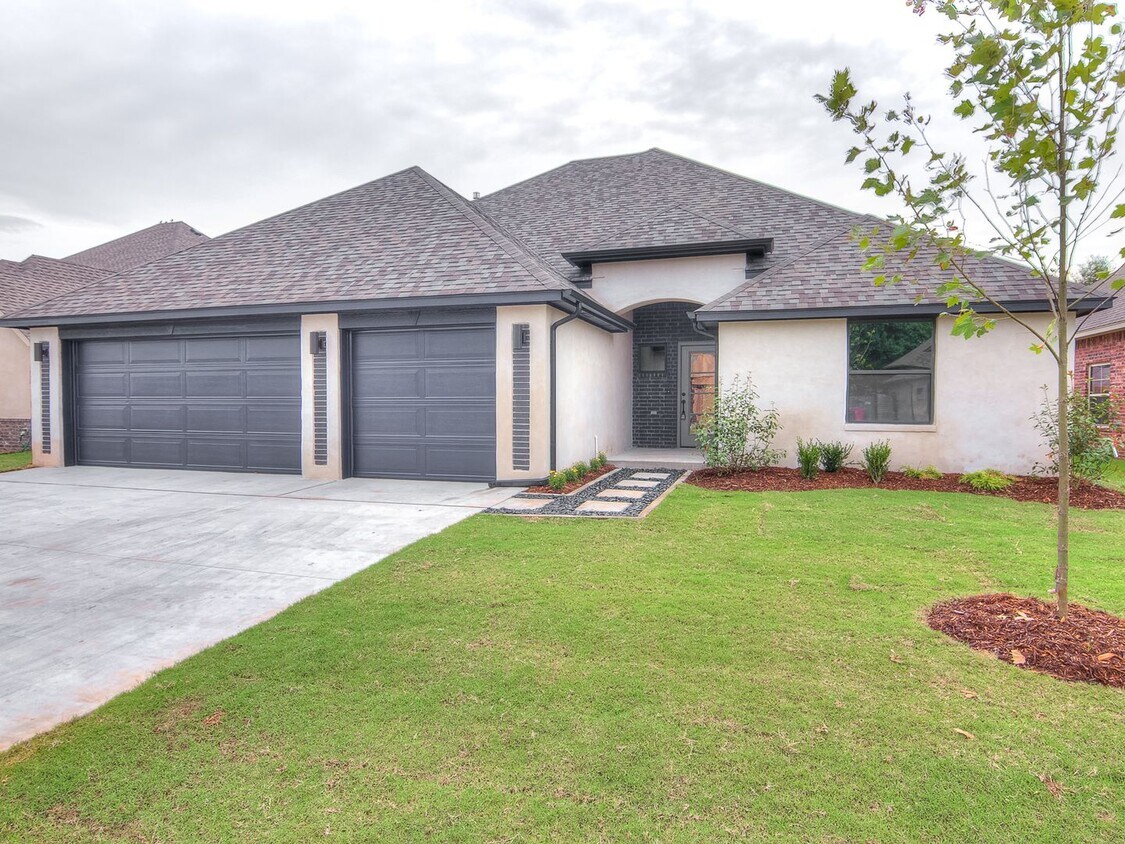 Primary Photo - Modern Home in Edmond Schools - 4 bedrooms...