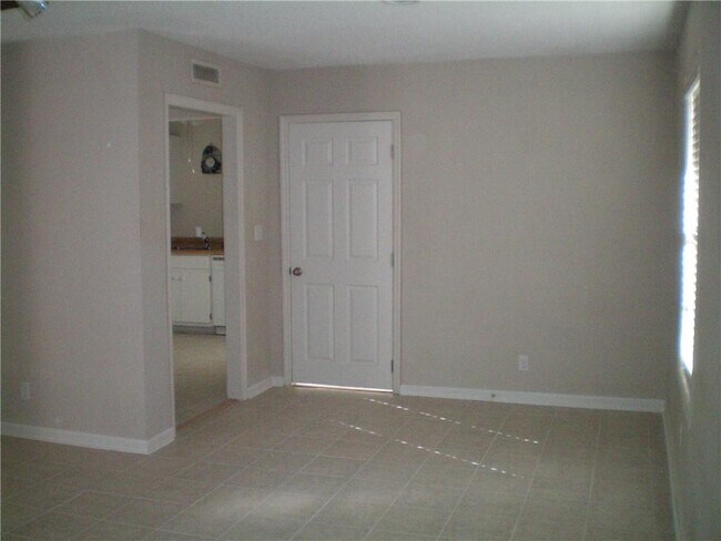 Building Photo - 508 S Island Square Dr