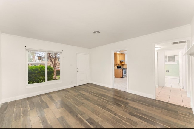 Foto del edificio - 2425 Edison Ave