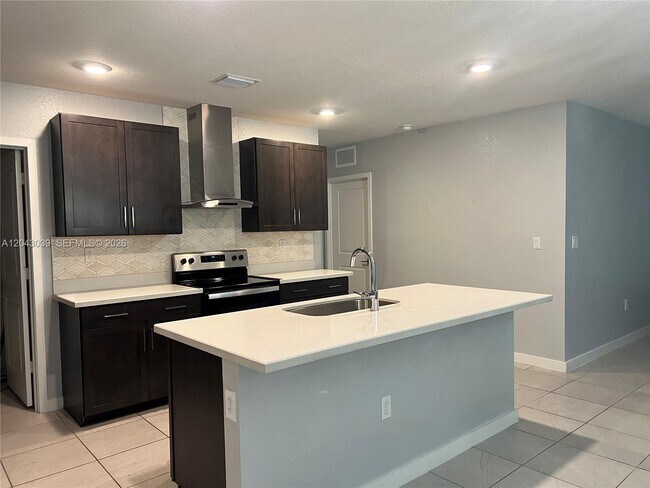 Building Photo - 421 NE 6th Ct