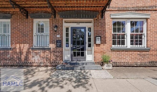Building Photo - 219 Abercorn St
