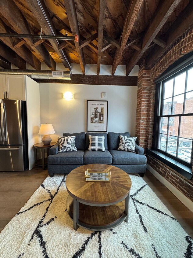 Foto principal - 1 bed/1 bath at The Hotel Street Lofts!