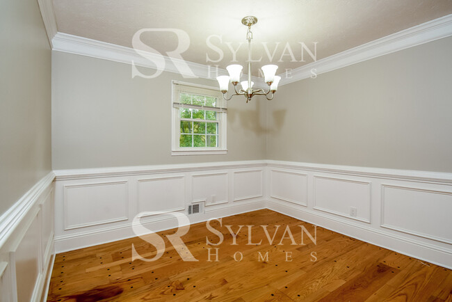 Building Photo - Feel welcome and comfortable in this charm...