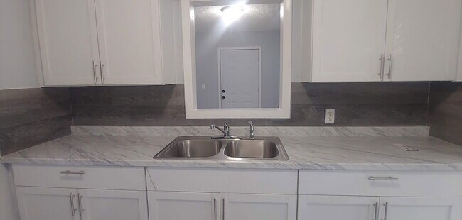 Foto del edificio - 4646 N 51st Blvd