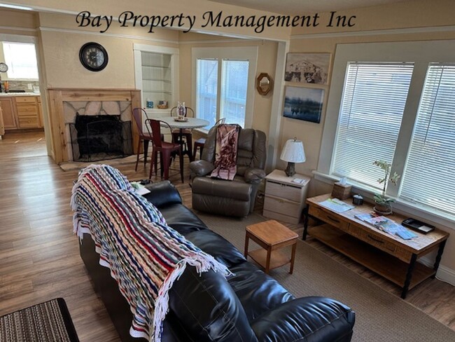 Building Photo - Fully furnished 3 bedroom 2 bath home in S...