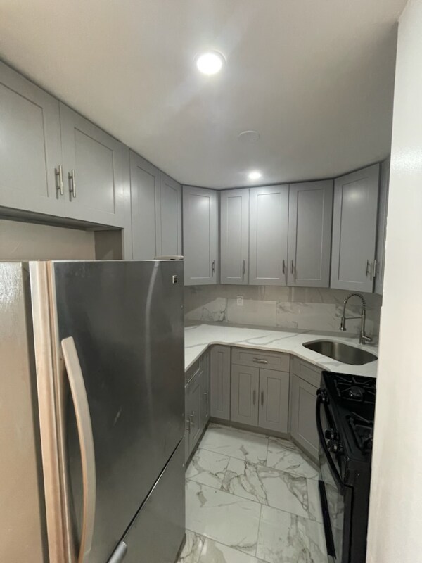 Foto del edificio - 694 E 102nd St