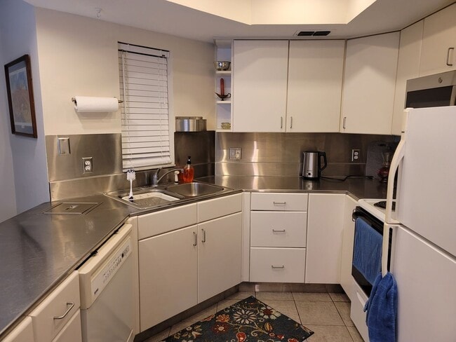 Building Photo - Live the Bayshore Boulevard / Soho Lifestyle, in Style!