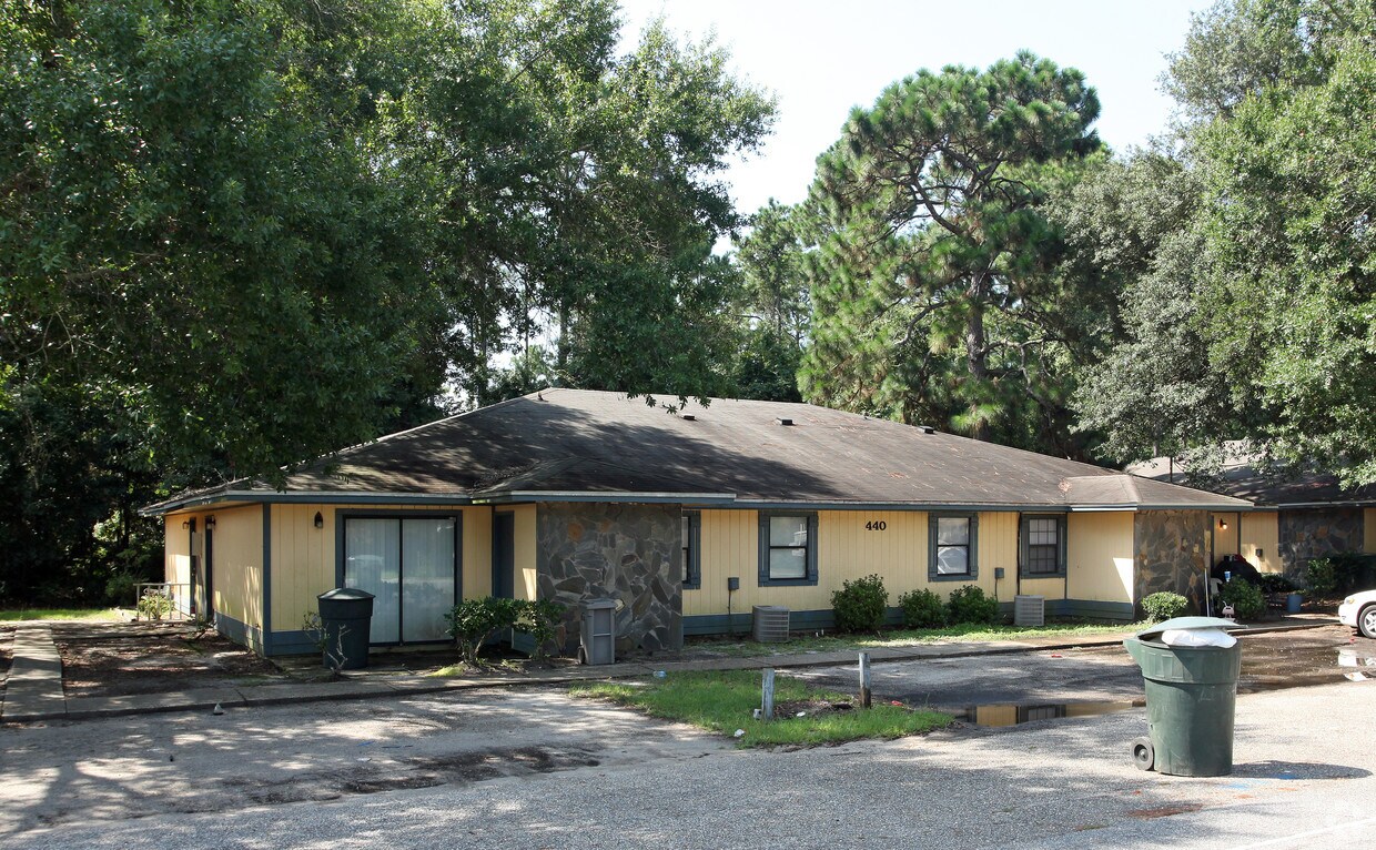 Foto principal - 440 Crow Rd