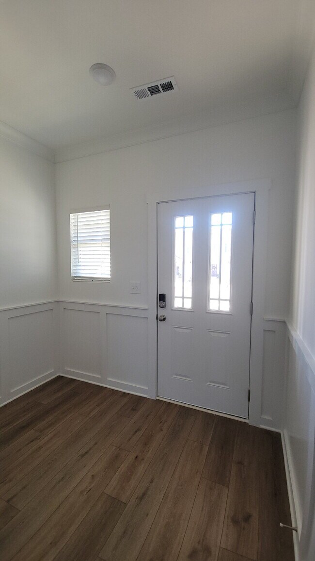 Foto del edificio - One fee month with 18-month lease!!! "Charming 3-Bed Oasis with Granite Elegance on Discovery Poi...