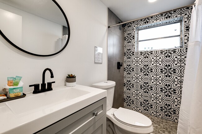 Foto del edificio - 5817 NW 37th St
