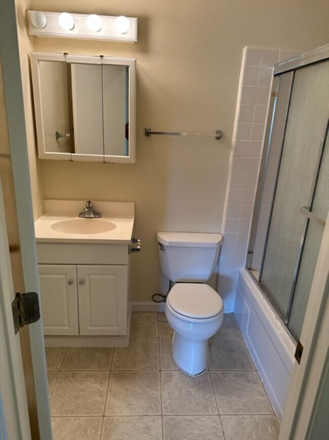 Foto del edificio - Capitola Shores, 2bd. 1ba. Two-level condo.