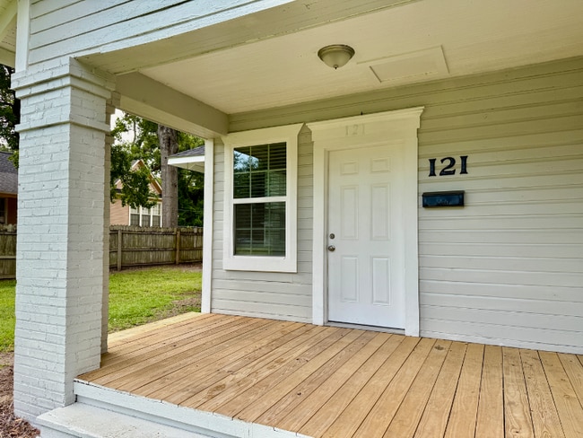 Building Photo - 121 E Kerr Ave