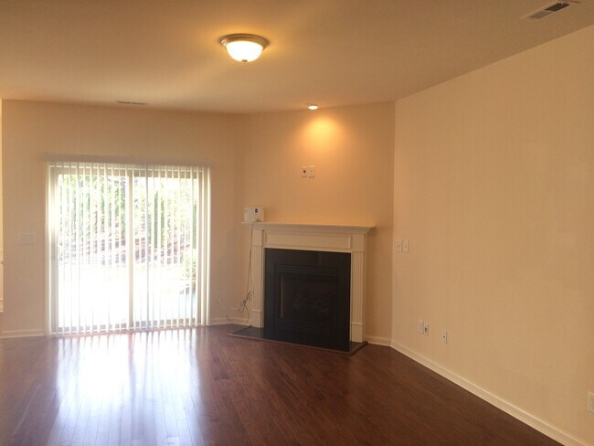 Building Photo - Beautiful 3 Bedroom 2 Car Garage End unit ...