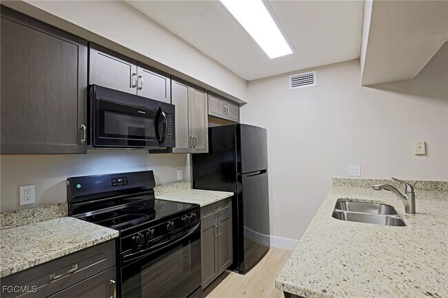 Building Photo - 5329 Summerlin Rd