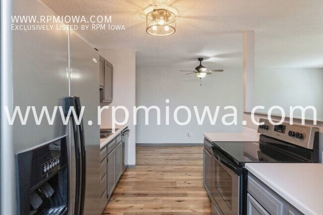 Building Photo - UPDATED FINISHES!! 2 Bedroom, 2 Bath Townh...