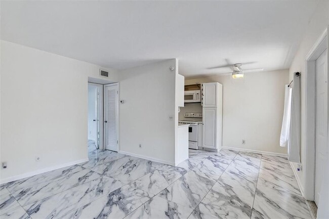 Building Photo - 1405 Miami Rd