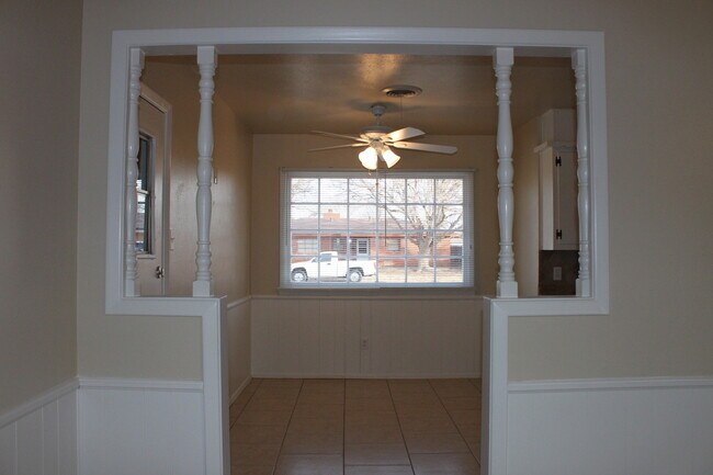 Building Photo - Available Now! 3 Bedroom/2 Bath/ 1 car garage