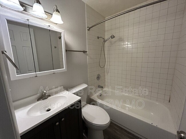 Foto del edificio - 3353 E Linwood St