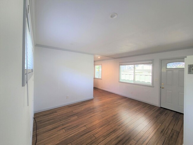 Building Photo - Renovated 2 Bedroom 1 Bathroom House in Mi...