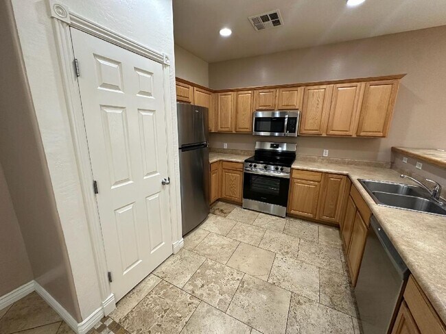 Foto del edificio - 2 STORY TOWNHOME IN GATED COMMUNITY