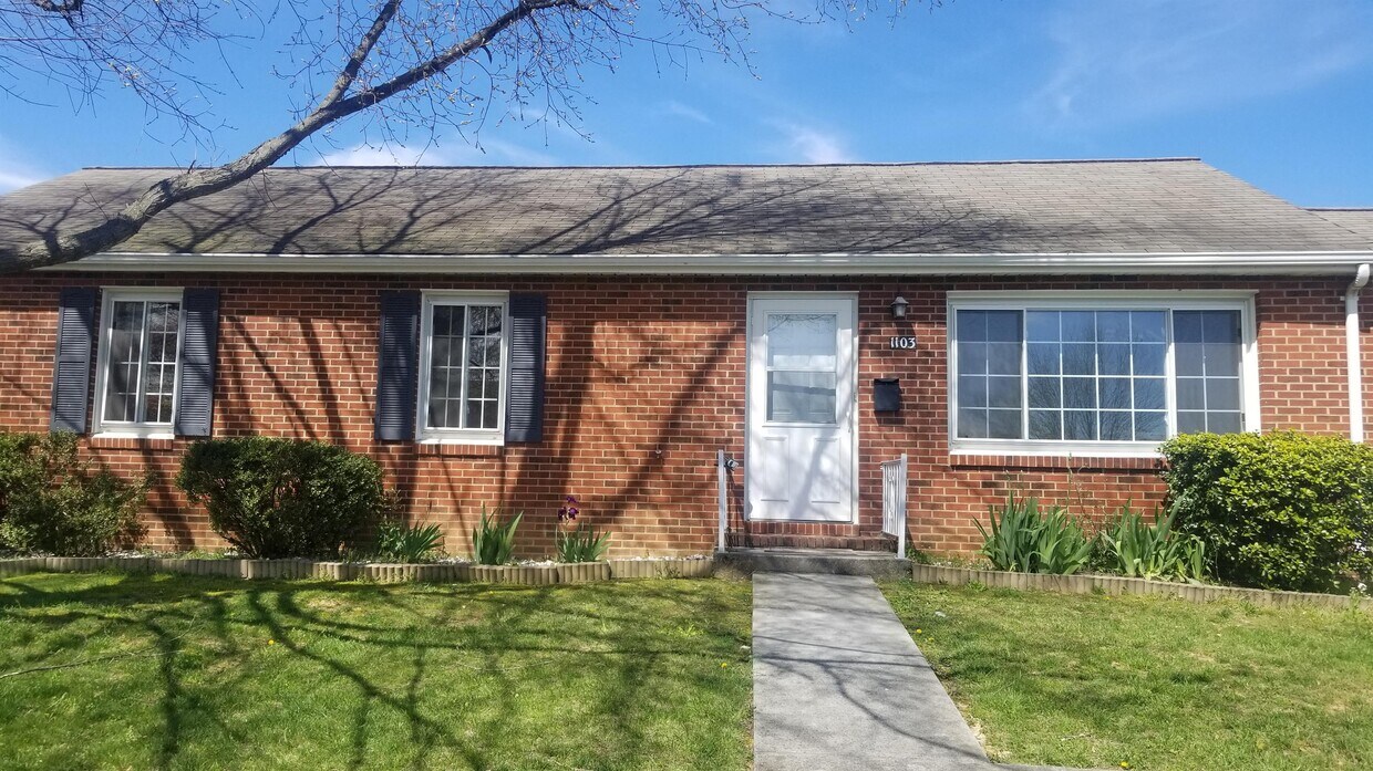 Primary Photo - 1103 Lakeview Pl