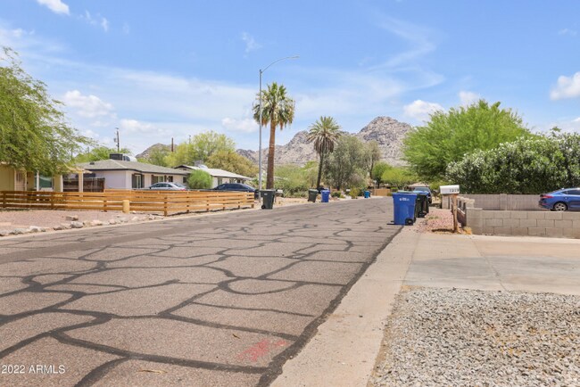 Foto del edificio - 1319 E Orangewood Ave