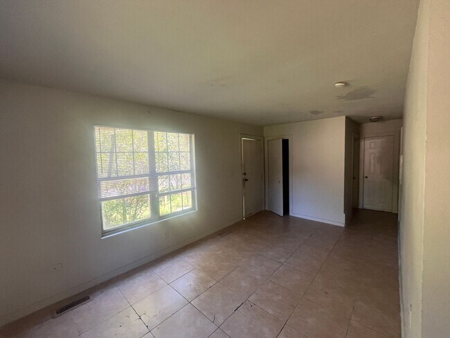 Building Photo - 1103 S Rd