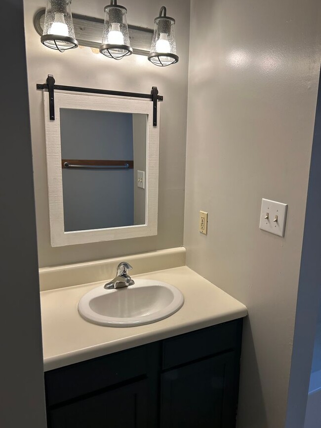 Building Photo - Welcome to this charming 3 bedroom, 2 bath...