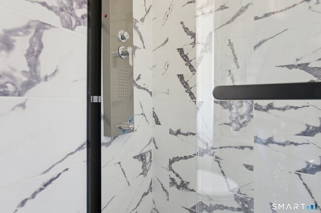 Building Photo - 215-219 Bank St