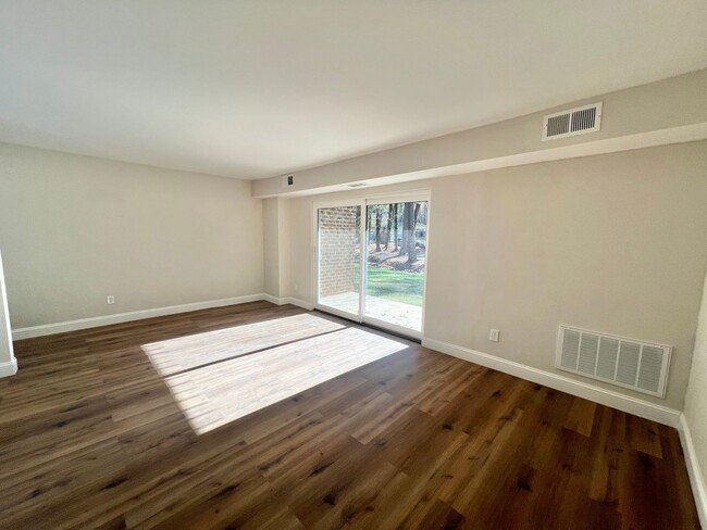 Foto del edificio - Newly Remodeled 2BD, 1.5BA Raleigh Condo i...