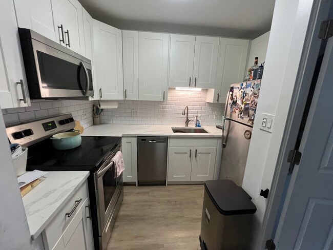 Building Photo - Elmhurst One Bedroom Apartment ~ Parking Included ~ Cats Welcome