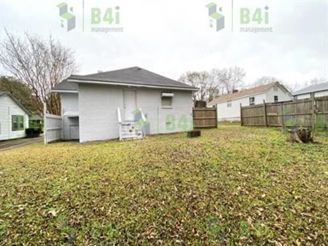 Building Photo - 215 Poplar St