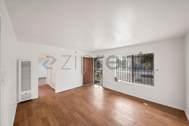 Foto del edificio - 2458 Normandie Ave