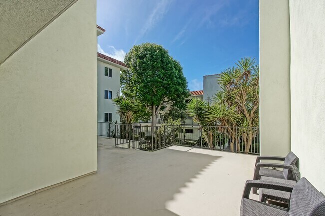 Foto del edificio - Recently Updated, Top-Floor 2BR2BA Condo in Apple Tree Community w/ Pool, Overlooking Greenbelt/H...