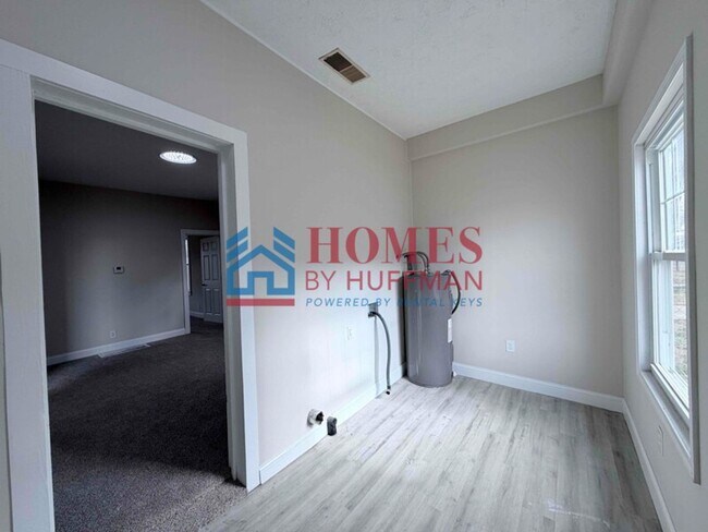 Building Photo - Two Bedroom House | Move In Ready