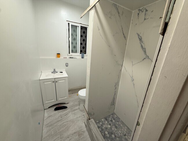 Foto del edificio - 1700 Le Roy Ave