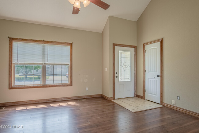 Building Photo - 715 Derek Ct