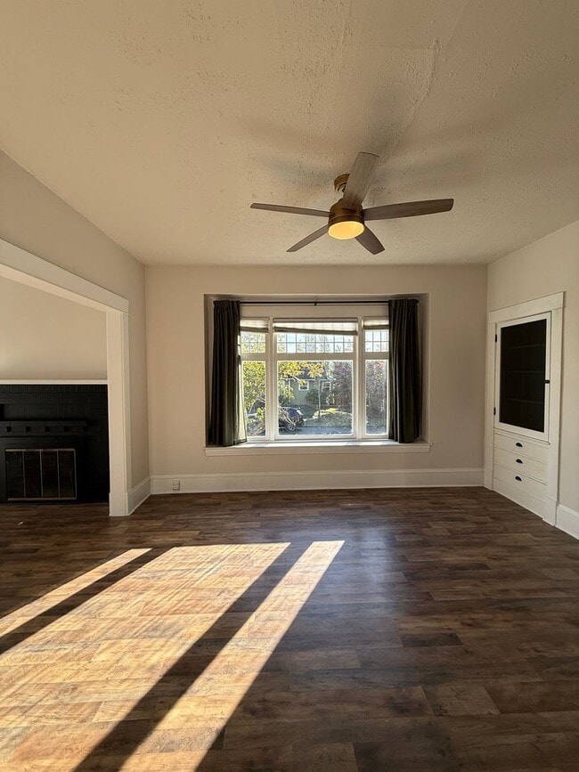 Building Photo - Now Available: Updated Everett 34-Bed, 1.5-Bath with Fenced Yard