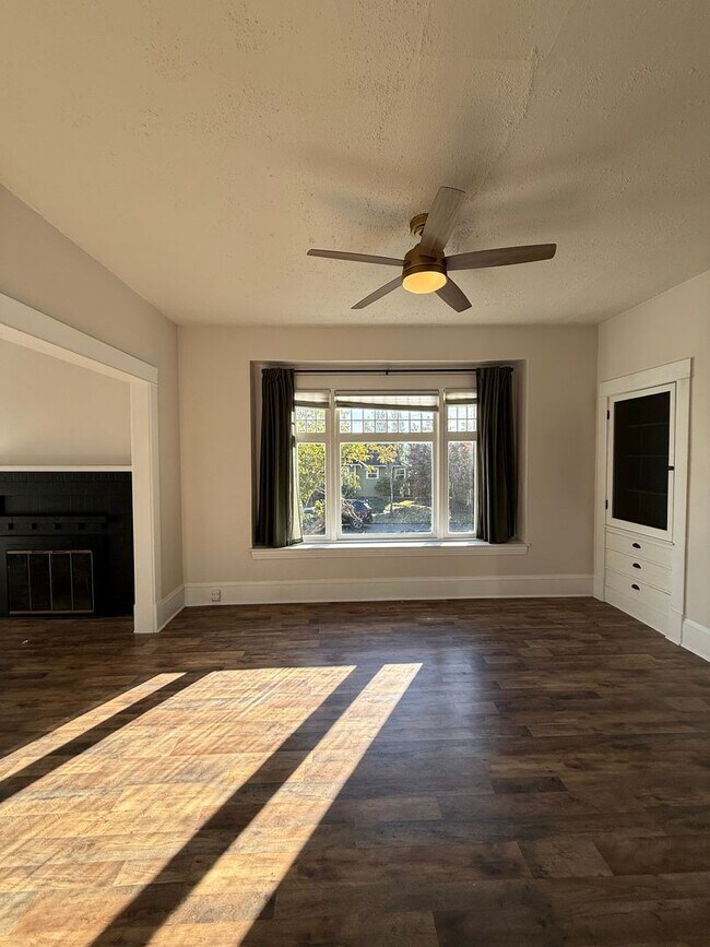 Foto del edificio - Now Available: Updated Everett 34-Bed, 1.5-Bath with Fenced Yard