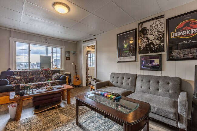 Building Photo - AVAILABLE JUNE 2024 - Gorgeous 3 Bedroom H...