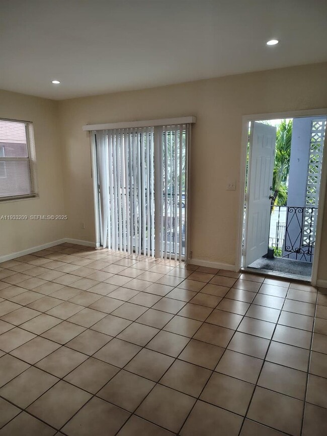 Foto del edificio - 521 NE 62nd St